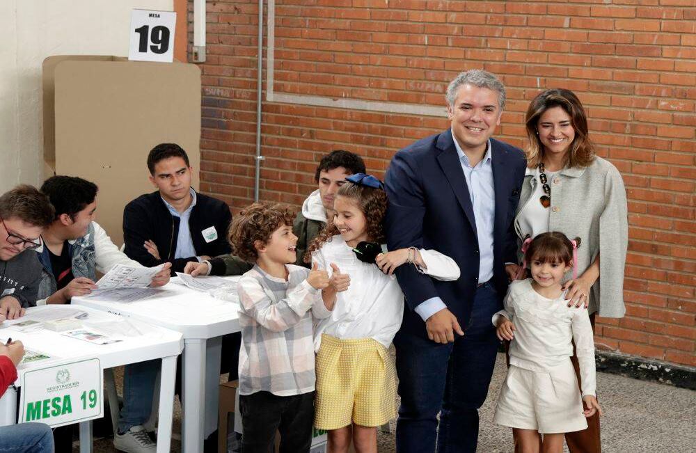 El nuevo presidente del país se conoció con su esposa María Juliana en una fiesta en la adolescencia y desde allí es el amor de su vida. Luciana, Eloísa y Matías son los primeros niños en vivir en la Casa de Nariño este siglo. Foto: León Darío Peláez / SEMANA