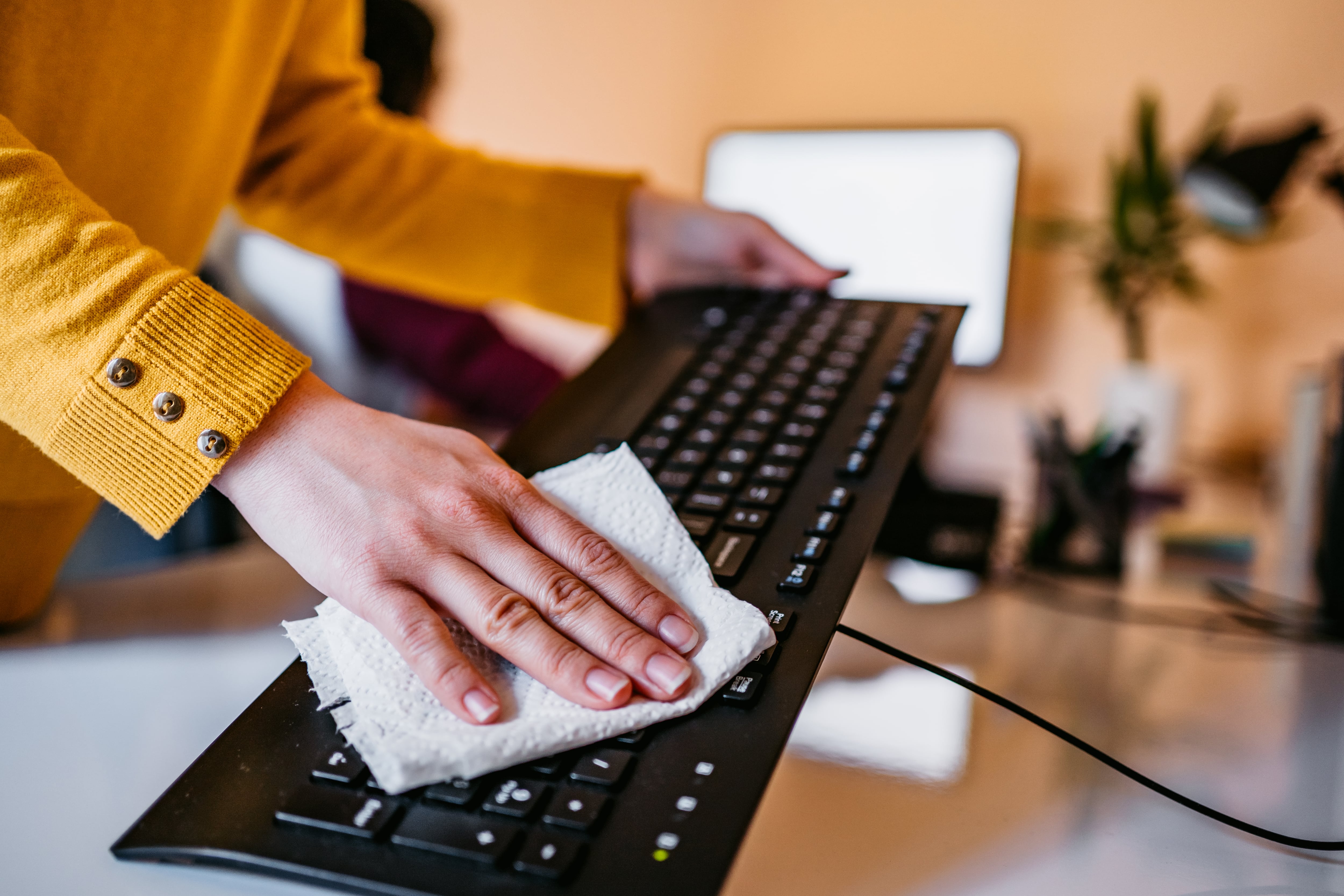 El teclado del computador acumula grasa y polvo.