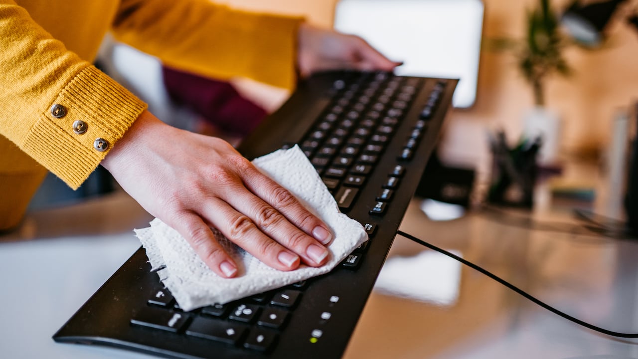 El teclado del computador acumula grasa y polvo.