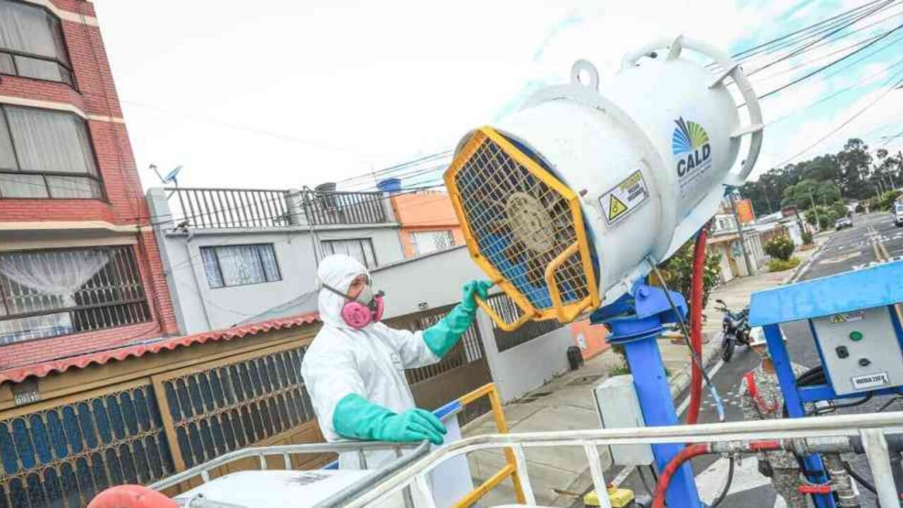 Desinfección de calles en Bogotá, Colombia. / Crédito: Alcaldía Mayor de Bogotá.