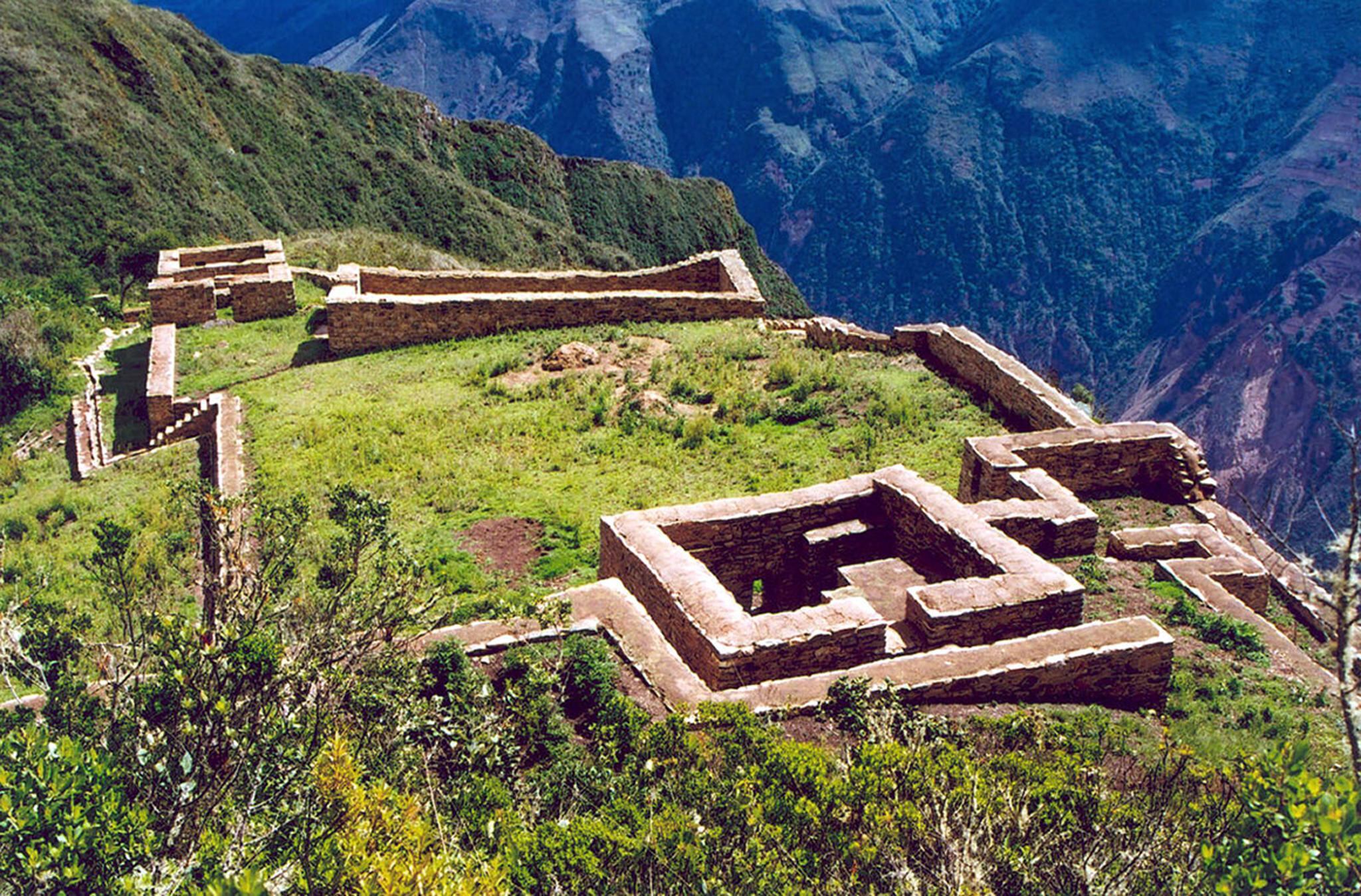 Fotografía de archivo reciente de la ciudadela incaica de Choquequirao, Cuzco, Andes del sureste de Perú. Las imágenes se dieron a conocer el 14 de octubre de 2004 a un año del inicio del plan para la puesta en valor del parque arqueológico del llamado "último refugio de los Incas" construido entre la segunda mitad del siglo XV y las primeras décadas del siglo XVI. Este destino turístico es comparable en belleza geográfica y arquitectónica a la ciudadela de Machu Picchu, que también se encuentra en el departamento del Cusco.