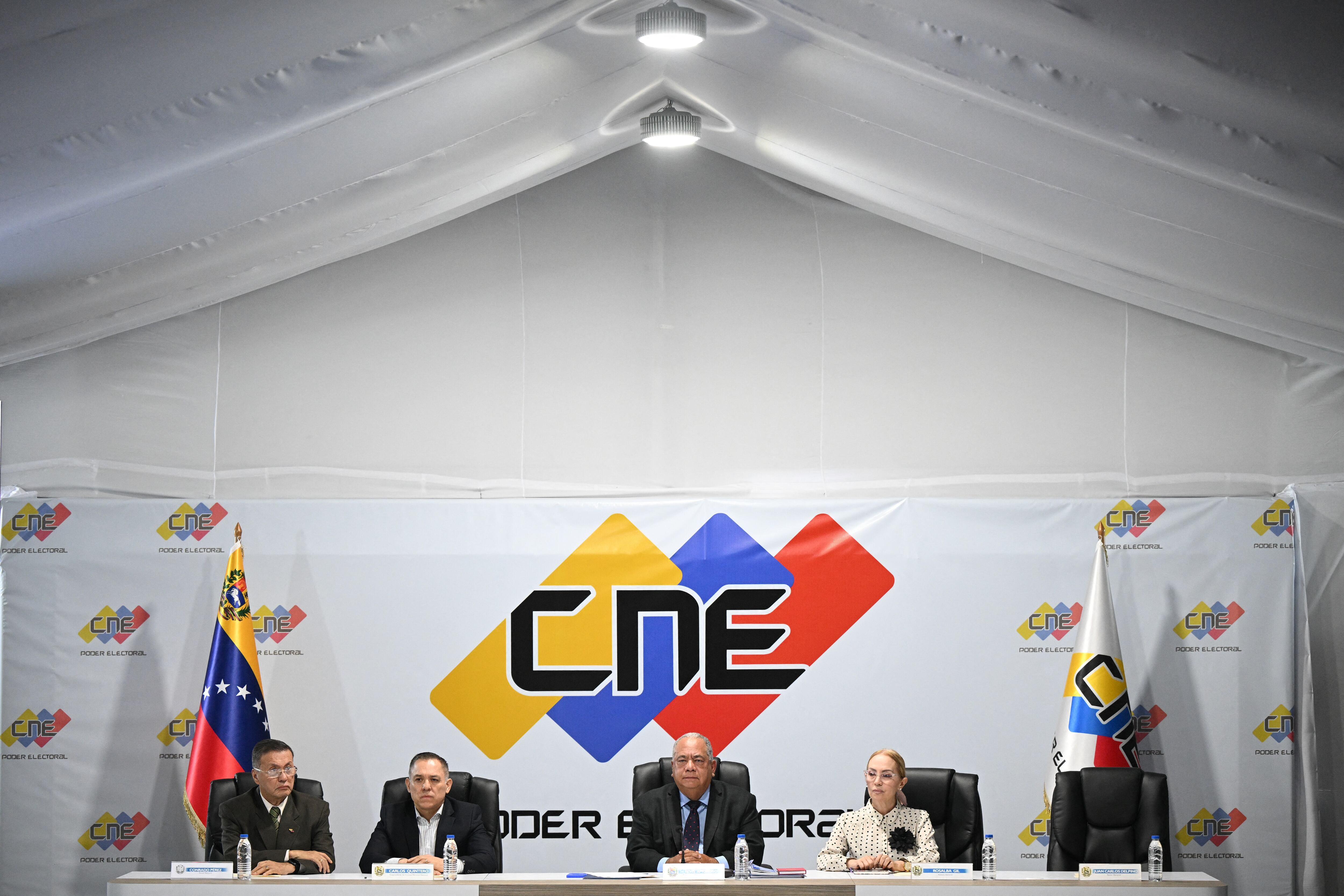 El presidente del CNE comunicó la decisión.