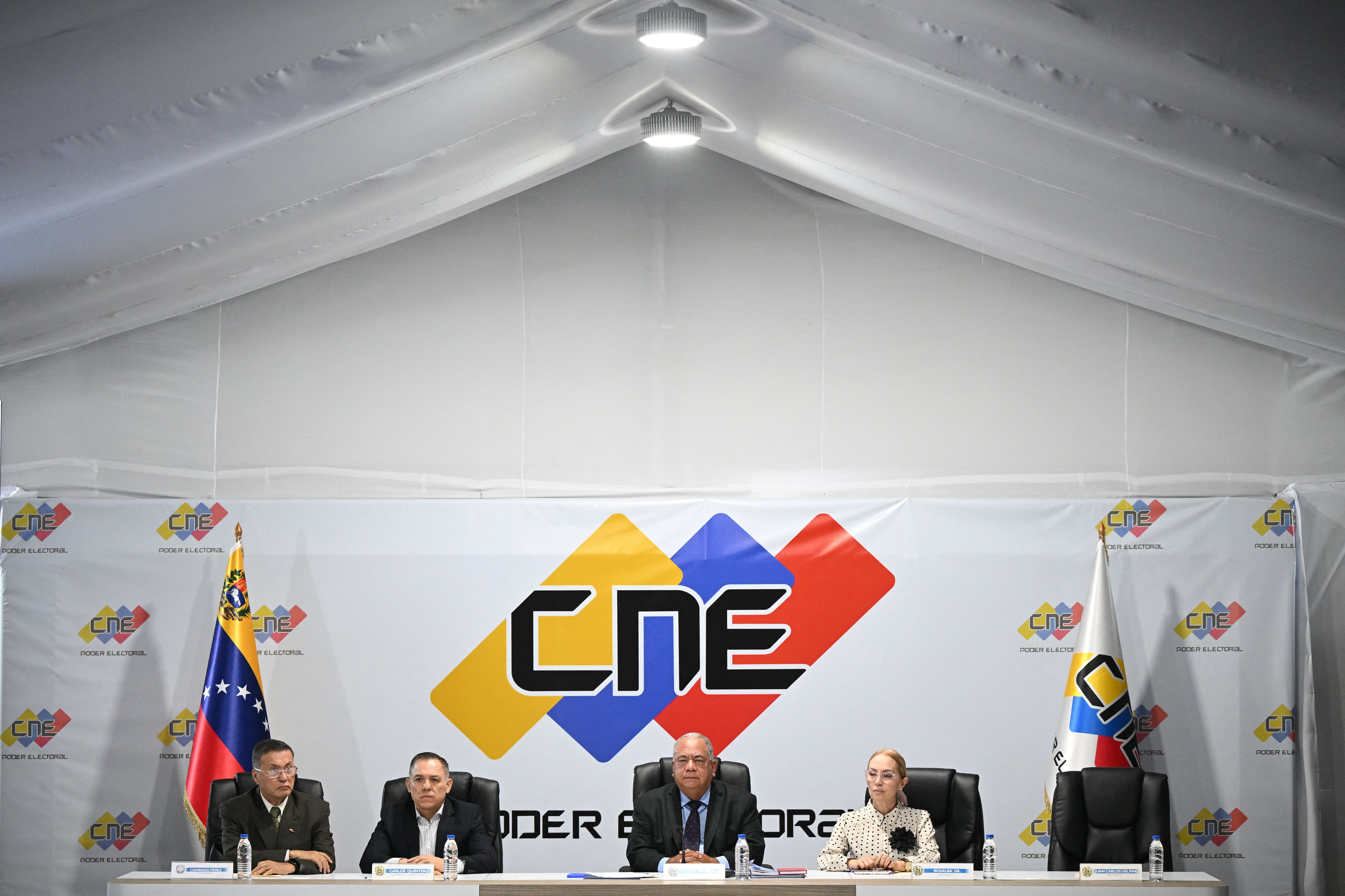 El presidente del CNE comunicó la decisión.