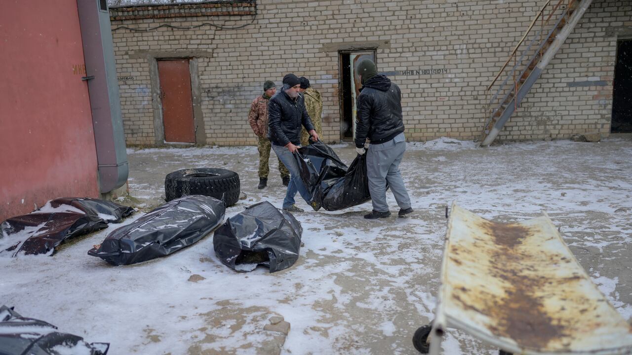 La OMS también está colaborando con sus socios para paliar la escasez de equipos y medicamentos.