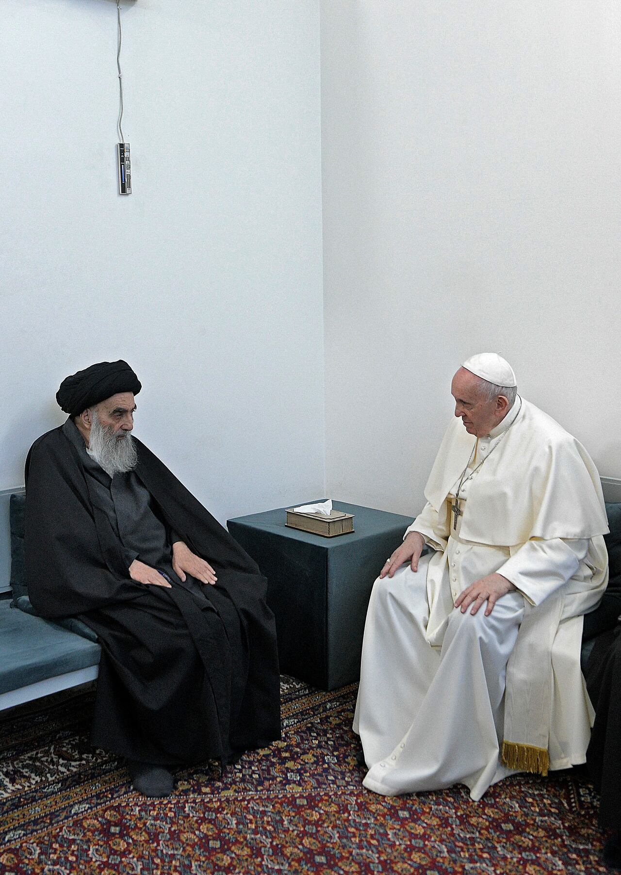 El papa Francisco reuniéndose con el gran clérigo chiíta Gran Ayatolá Ali al-Sistani, en la ciudad santuario iraquí de Najaf, el 6 de marzo de 2021.