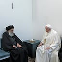 A handout picture provided by the Vatican media office shows Pope Francis meeting top Shiite cleric Grand Ayatollah Ali al-Sistani, in the Iraqi shrine city of Najaf, on March 6, 2021. (Photo by STRINGER / VATICAN MEDIA / AFP) / === RESTRICTED TO EDITORIAL USE - MANDATORY CREDIT "AFP PHOTO / HO / VATICAN MEDIA" - NO MARKETING - NO ADVERTISING CAMPAIGNS - DISTRIBUTED AS A SERVICE TO CLIENTS ===