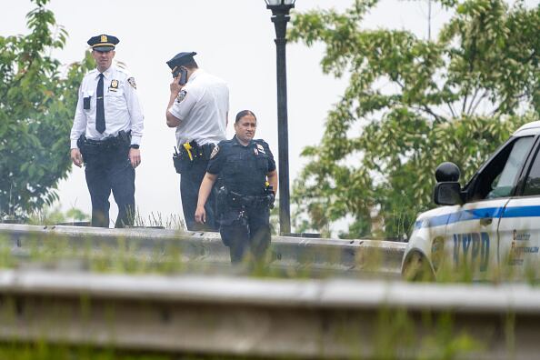 Pese a que al sitio llegaron unidades portuarias y buzos de la Policía, con botes y helicópteros los menores no fueron localizados inicialmente.  (Photo by Theodore Parisienne for NY Daily News via Getty Images)