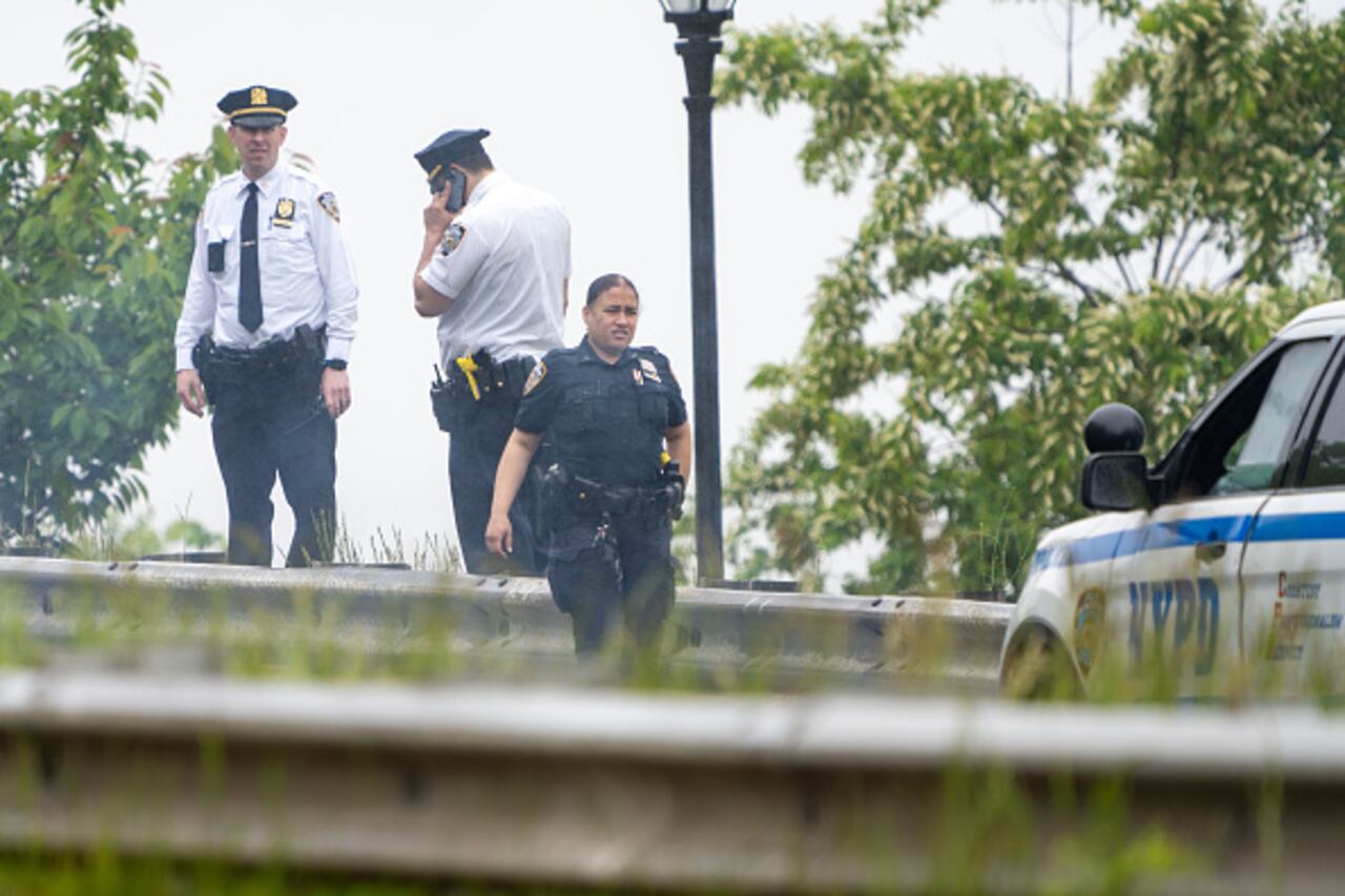 Pese a que al sitio llegaron unidades portuarias y buzos de la Policía, con botes y helicópteros los menores no fueron localizados inicialmente. (Photo by Theodore Parisienne for NY Daily News via Getty Images)