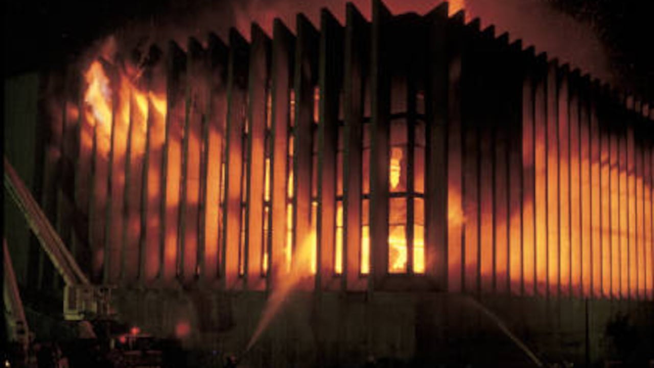 En la noche de la toma, el Palacio de Justicia ardió en llamas. El fuego a su paso dejó decenas de cuerpos carbonizados.