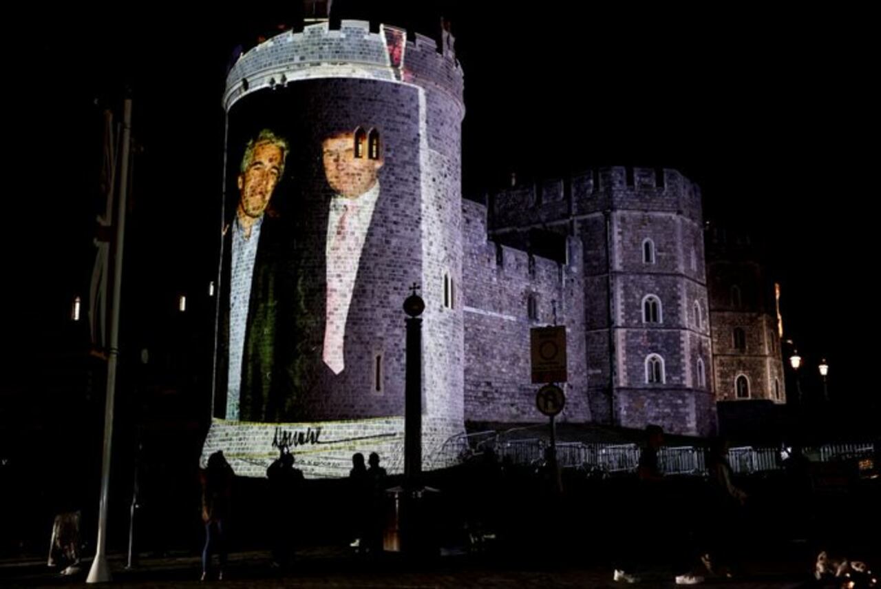 4 personas proyectaron imágenes de Donald Trump y Jeffrey Epstein en el Castillo de Windsor. - Foto de Redes Sociales
