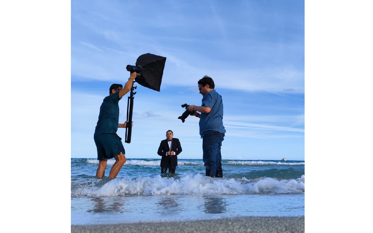 Bolívar lució un esmoquin en el mar.