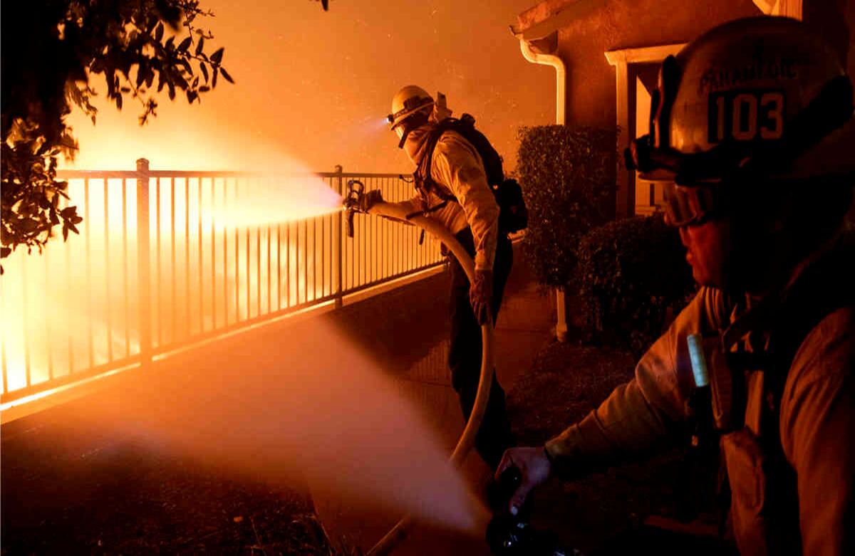 Bomberos de la ciudad de Los Ángeles luchan contra el incendio de Saddleridge cerca de las casas en Sylmar, California, el jueves 10 de octubre de 2019.  (Foto AP / Michael Owen Baker)