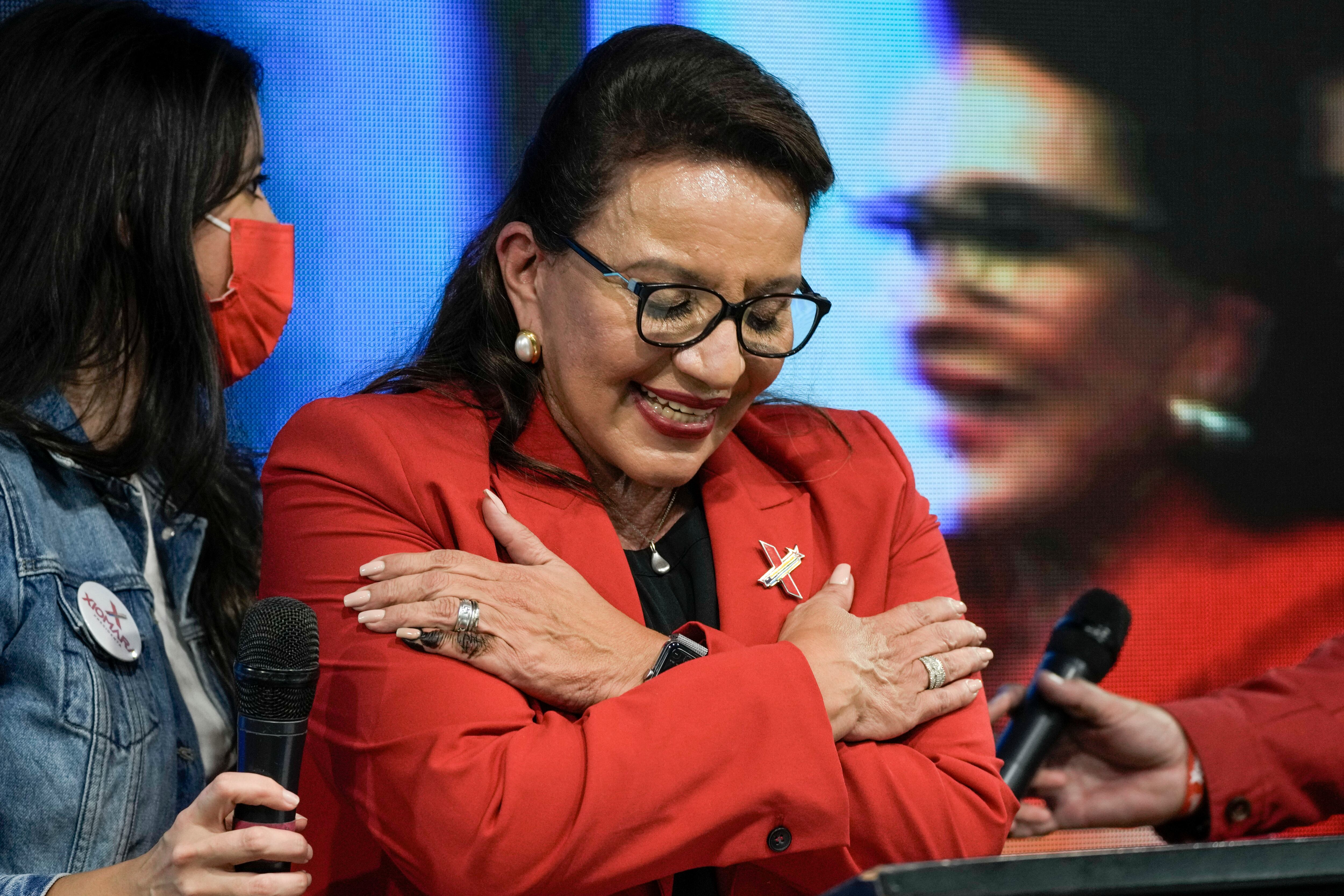 Xiomara Castro, candidata a la presidencia por el Libertad y Refundación (Libre), hace un gesto a sus seguidores tras las elecciones generales, en Tegucigalpa, Honduras, el 28 de noviembre de 2021. (AP Foto/Moisés Castillo)Xiomara Castro, candidata a la presidencia por el Libertad y Refundación (Libre), hace un gesto a sus seguidores tras las elecciones generales, en Tegucigalpa, Honduras, el 28 de noviembre de 2021. (AP Foto/Moisés Castillo)