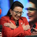 Xiomara Castro, candidata a la presidencia por el Libertad y Refundación (Libre), hace un gesto a sus seguidores tras las elecciones generales, en Tegucigalpa, Honduras, el 28 de noviembre de 2021. (AP Foto/Moisés Castillo)