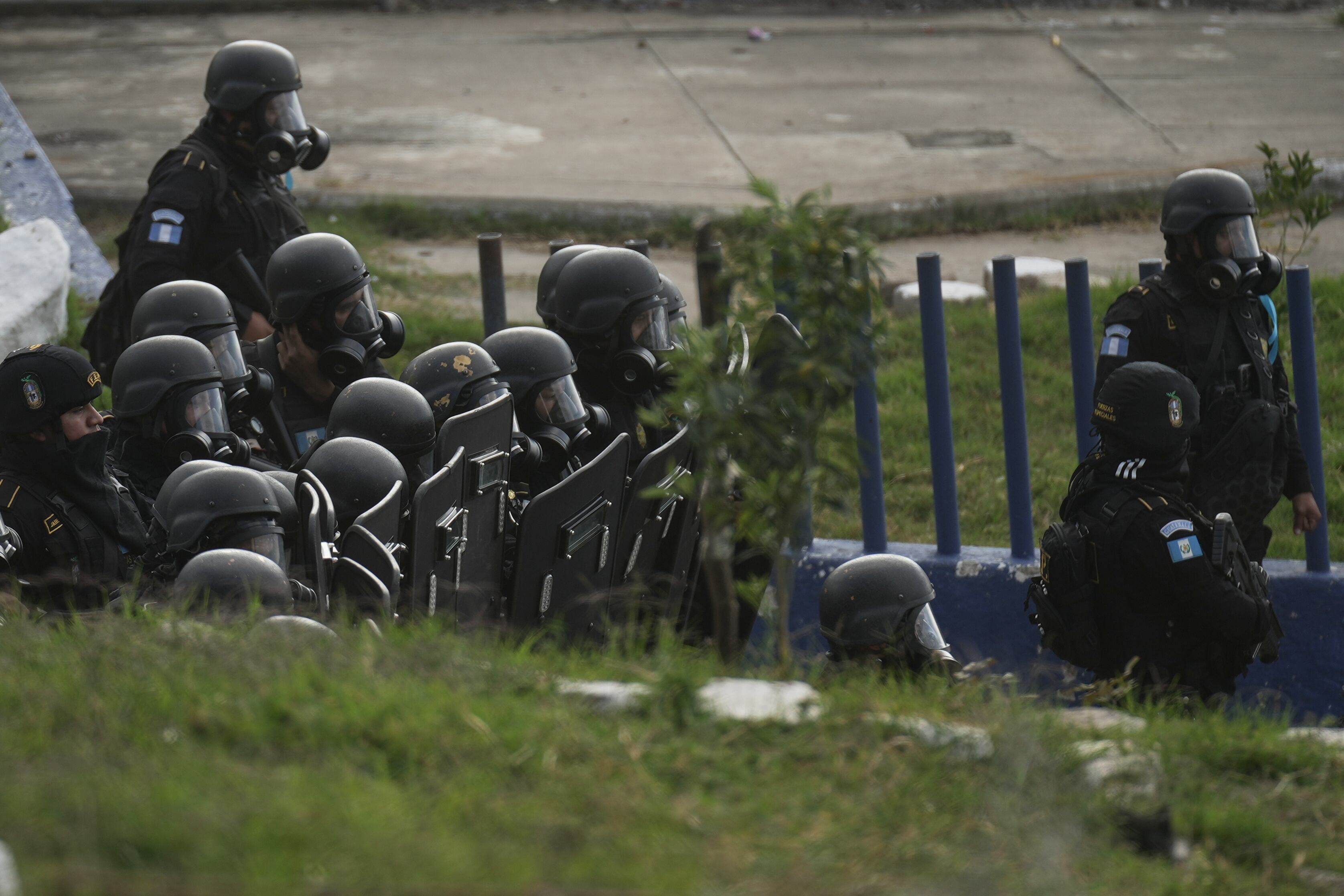 Fuerzas de seguridad ingresan al penal Preventivo Zona 18 para liberar a los guardias tomados como rehenes y retomar el control del centro en la Ciudad de Guatemala.