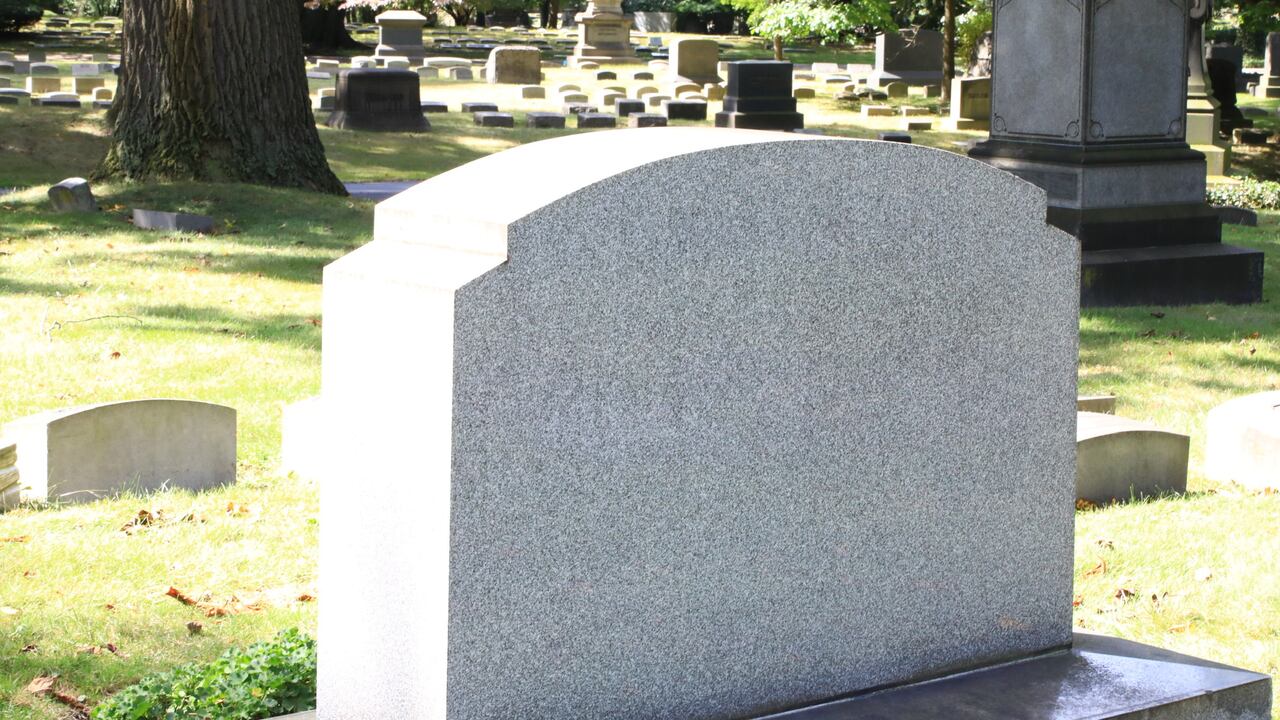 El entierro será digno: una ceremonia, la identidad revelada, una lápida en un cementerio local,