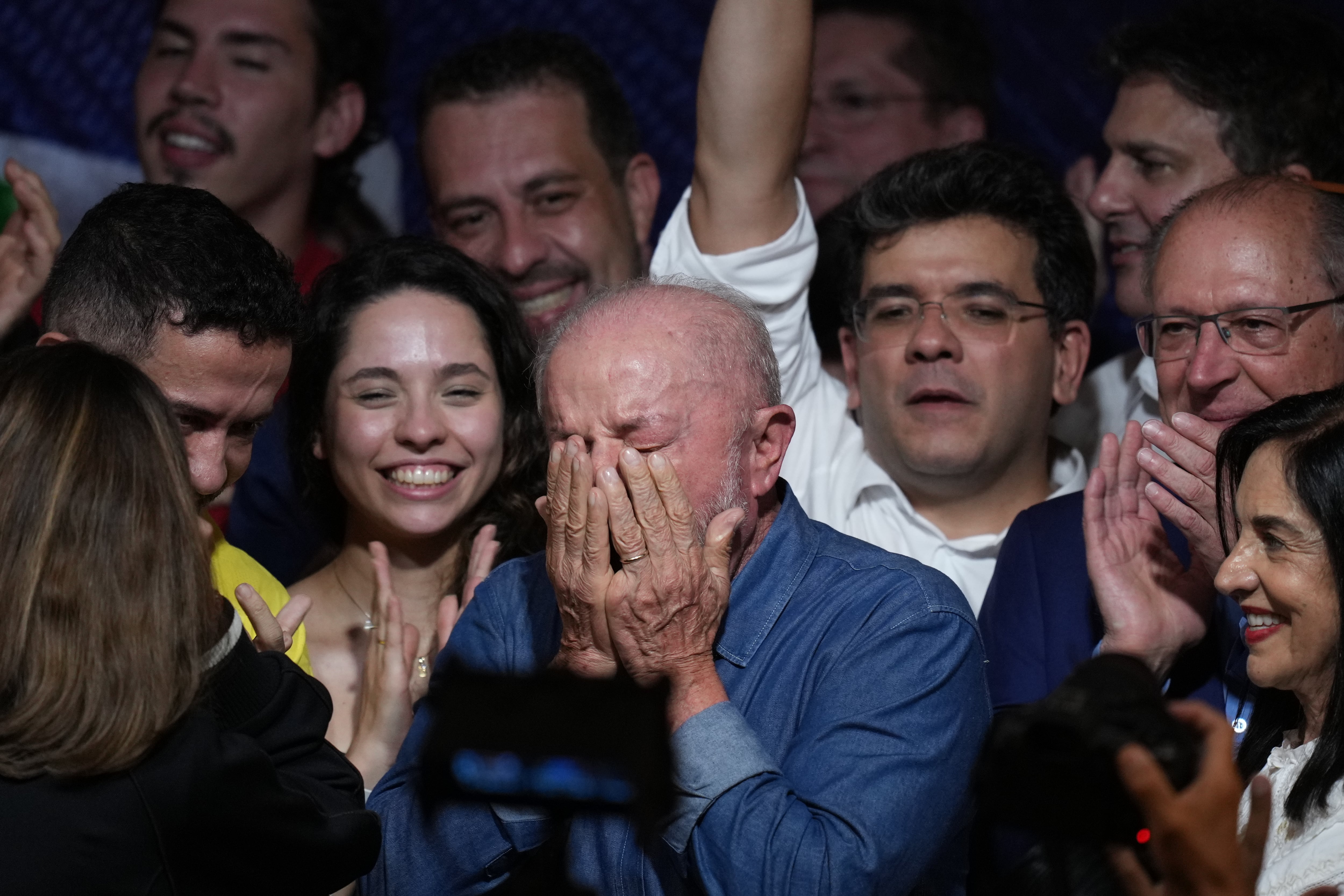 Lula da Silva entre lágrimas luego de su elección como presidente de Brasil.