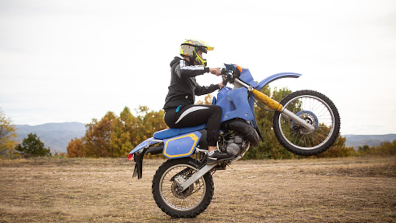 Las motos Enduro están diseñadas para transitar por terrenos difíciles, como zonas empedradas, rampas pronunciadas y barro.