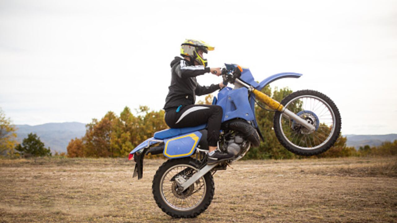 Las motos Enduro están diseñadas para transitar por terrenos difíciles, como zonas empedradas, rampas pronunciadas y barro.