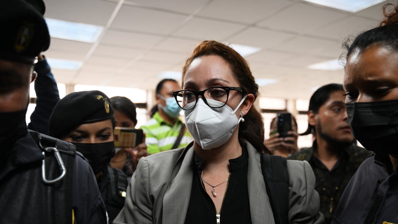Antes de ser llevada esposada por los guardias, su madre abrazó a la fiscal, quien era jefa de la FECI en Quetzaltenango, en el oeste de Guatemala