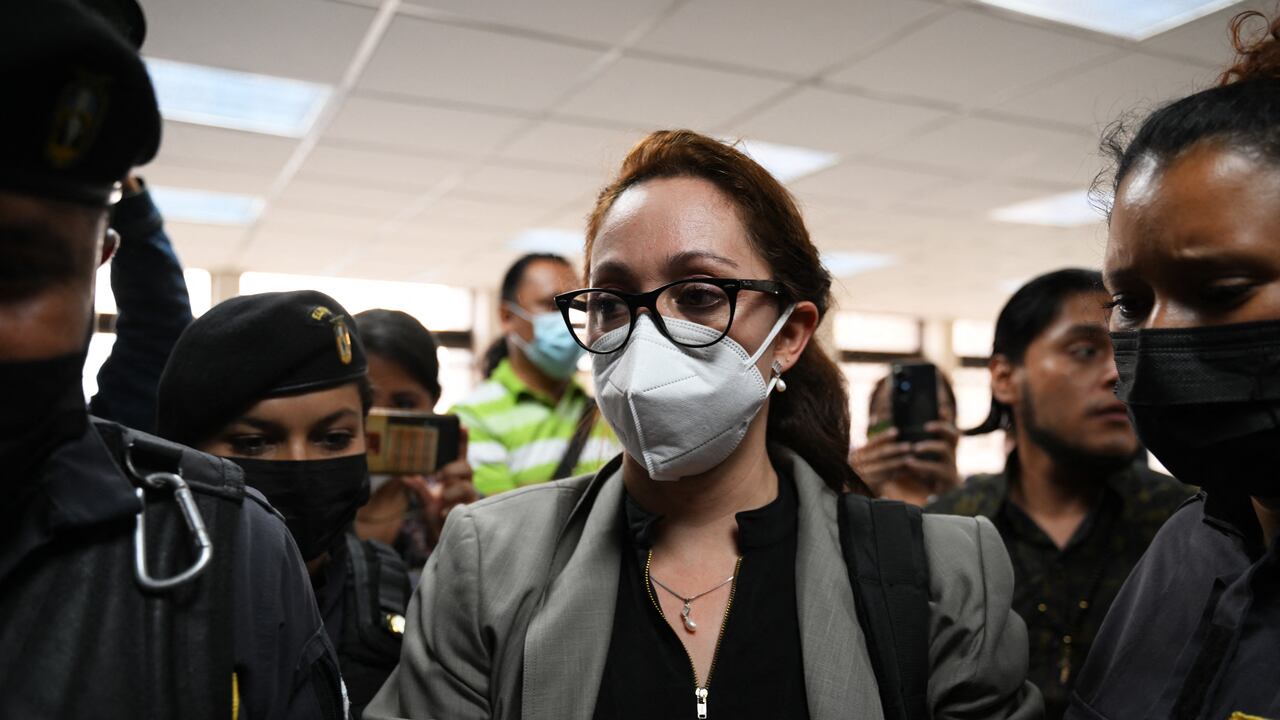 Antes de ser llevada esposada por los guardias, su madre abrazó a la fiscal, quien era jefa de la FECI en Quetzaltenango, en el oeste de Guatemala (Photo by Johan ORDONEZ / AFP)