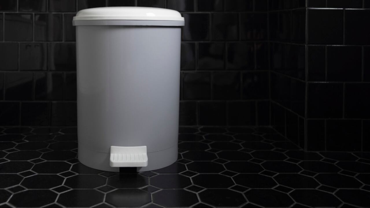 “Una vez que los oficiales llegaron a la escena, localizaron a un recién nacido dentro de un bote de basura que estaba dentro del baño”,