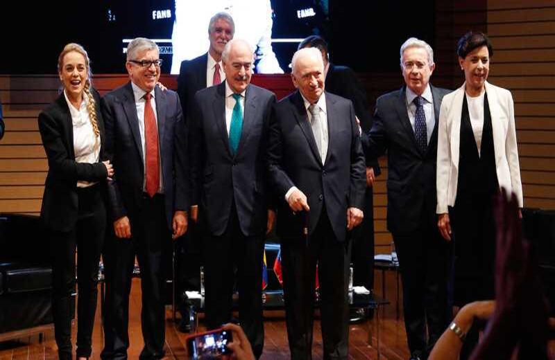 Lilian Tintori, César Gaviria, Enrique Peñalosa, Andrés Pastrana, Álvaro Uribe Vélez y Antonieta Mendoza, madre de Leopoldo lópez. Foto: Guillermo Torres / SEMANA