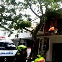 Dos menores de edad y una joven fueron rescatados con vida de un derrumbe y un hombre resultó lesionado.