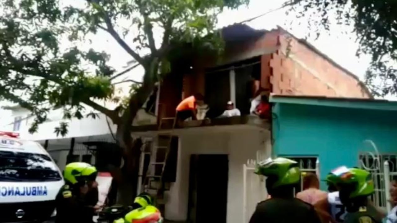 Dos menores de edad y una joven fueron rescatados con vida de un derrumbe y un hombre resultó lesionado.