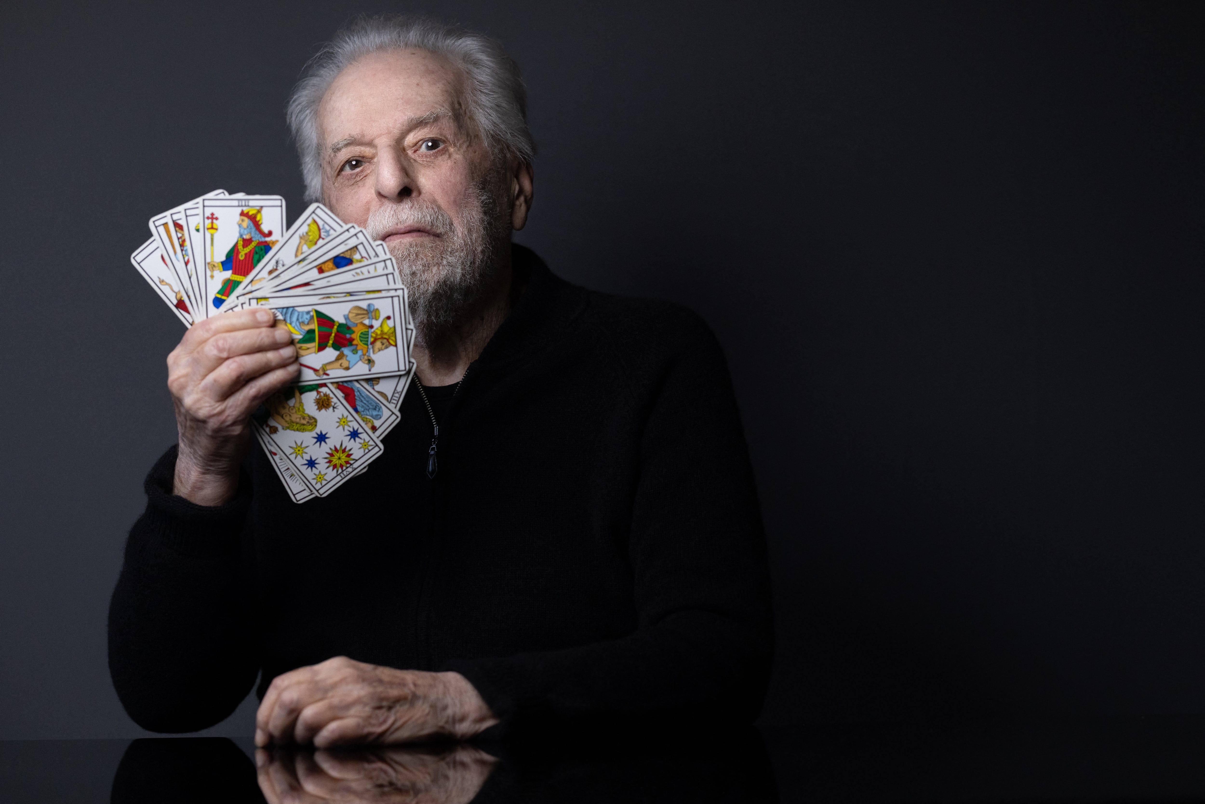 El cineasta, dramaturgo, actor, autor, músico y guionista chileno-francés Alejandro Jodorowsky posa durante una sesión fotográfica en su casa de París el 16 de febrero de 2026. Foto: Joel Saget / AFP.