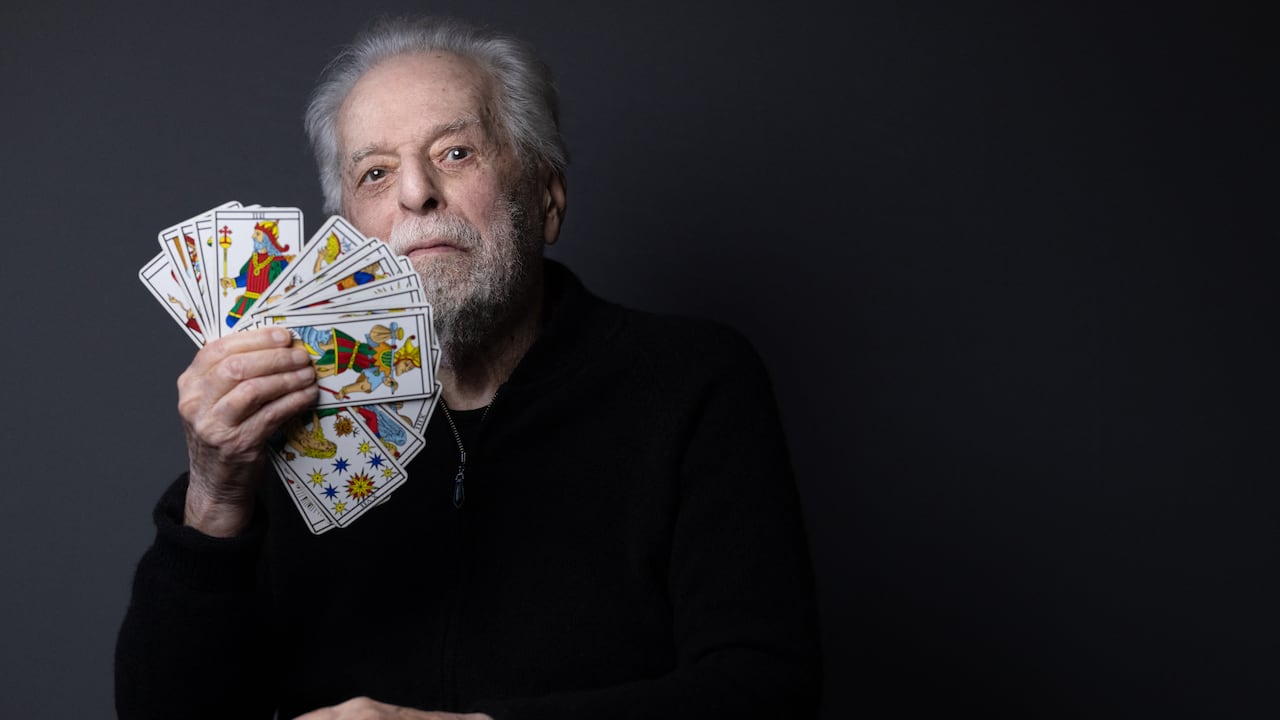 “El tarot se disfraza de juego de naipes, pero es una forma de crear un elemento nuevo de estudio, el estudio de lo misterioso”, explica Alejandro Jodorowsky.