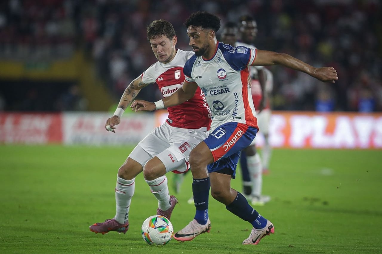 Joaquín Sosa de Santa Fe pelea un balón con Winston Fernández de Alianza.