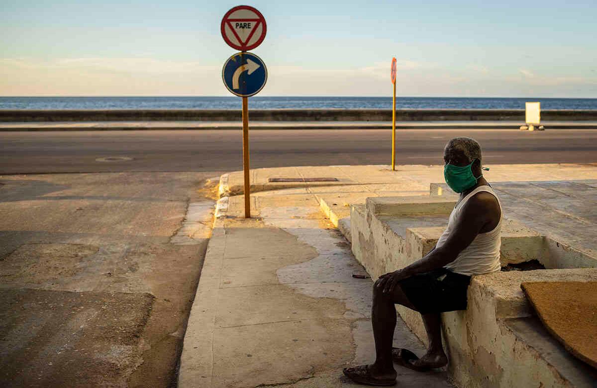 Un hombre que lleva una máscara como precaución contra la propagación del nuevo coronavirus descansa en el malecón del malecón en La Habana, Cuba, el lunes 31 de agosto de 2020. Las autoridades cubanas introducirán nuevas medidas a partir de mañana martes destinadas a contener la propagación del coronavirus en La Habana como un toque de queda desde las 7 pm hasta las 5 am y que nadie sin un permiso especial podrá entrar o salir de la provincia. Las nuevas medidas durarán al menos 15 días. Foto: Ramón Espinosa / AP  