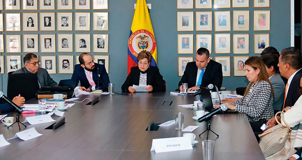 En la mesa de concertación para la reforma laboral participan representantes de las empresas y de los trabajadores. Aunque se acabarían los contratos a término fijo, estos se permitirían en actividades como la construcción y el agro. Asimismo, se buscará una mayor protección laboral de los trabajadores en plataformas de domicilio o de las modelos webcam.