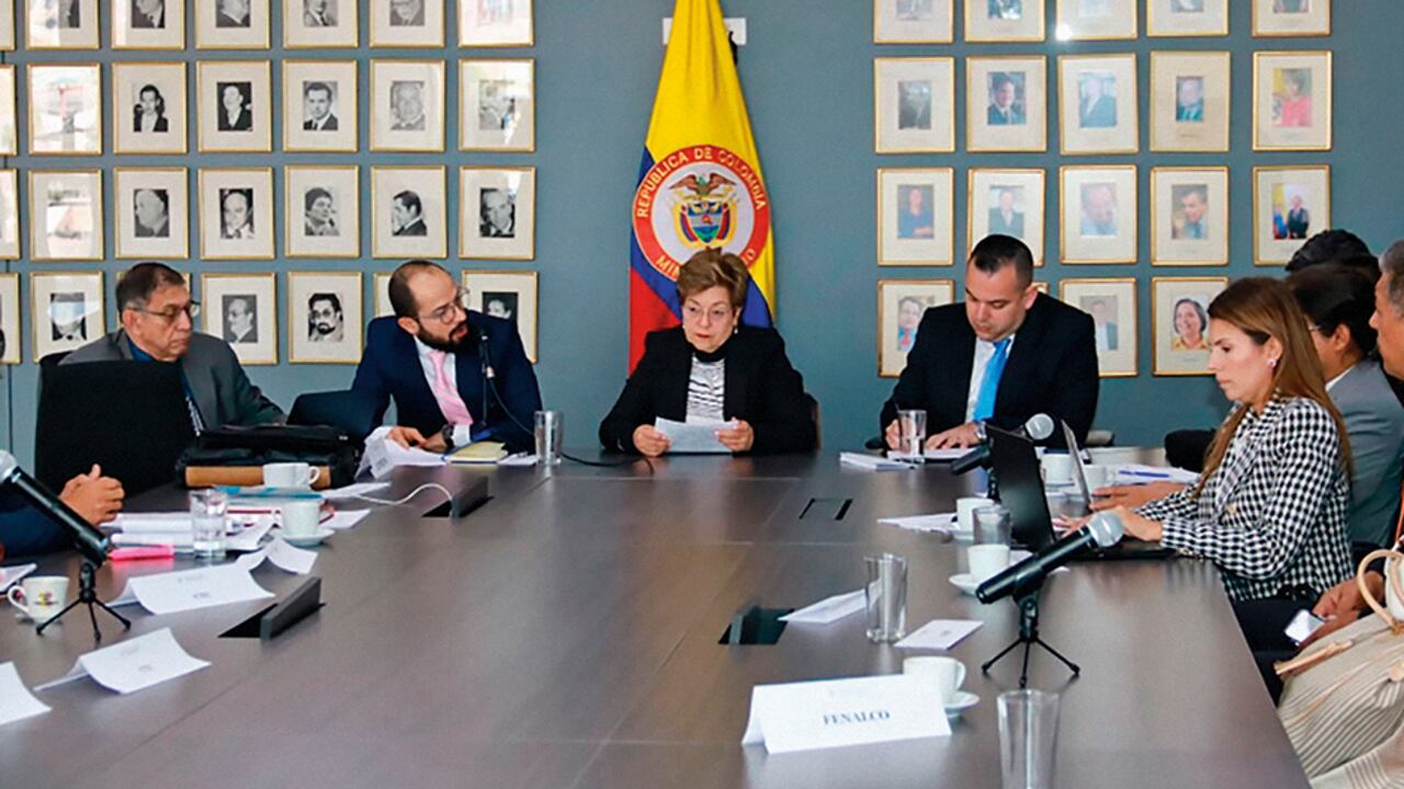 En la mesa de concertación para la reforma laboral participan representantes de las empresas y de los trabajadores. Aunque se acabarían los contratos a término fijo, estos se permitirían en actividades como la construcción y el agro. Asimismo, se buscará una mayor protección laboral de los trabajadores en plataformas de domicilio o de las modelos webcam.