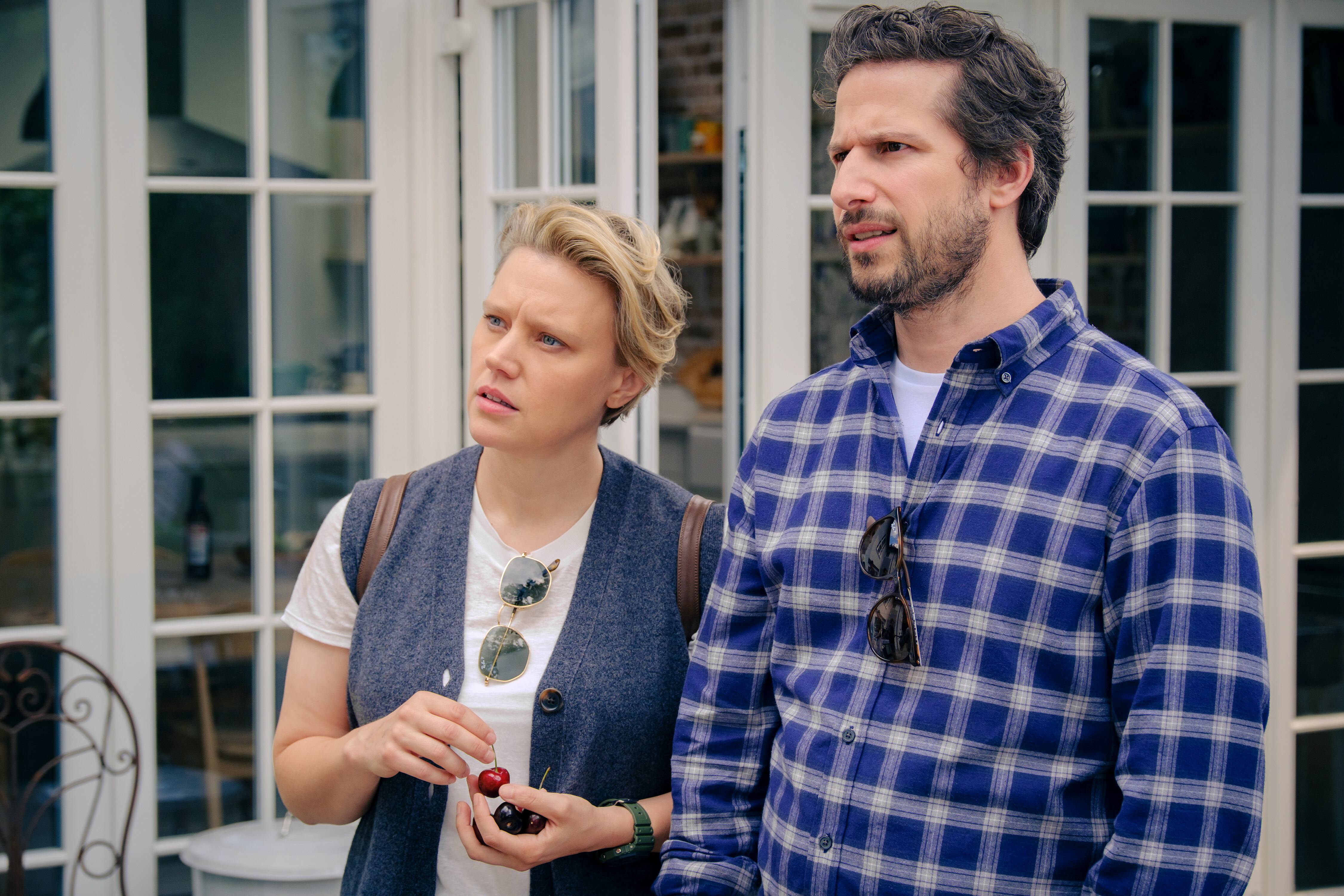 Kate McKinnon y Andy Samberg en THE ROSES. Foto: Jaap Buitendijk, Searchlight Pictures.