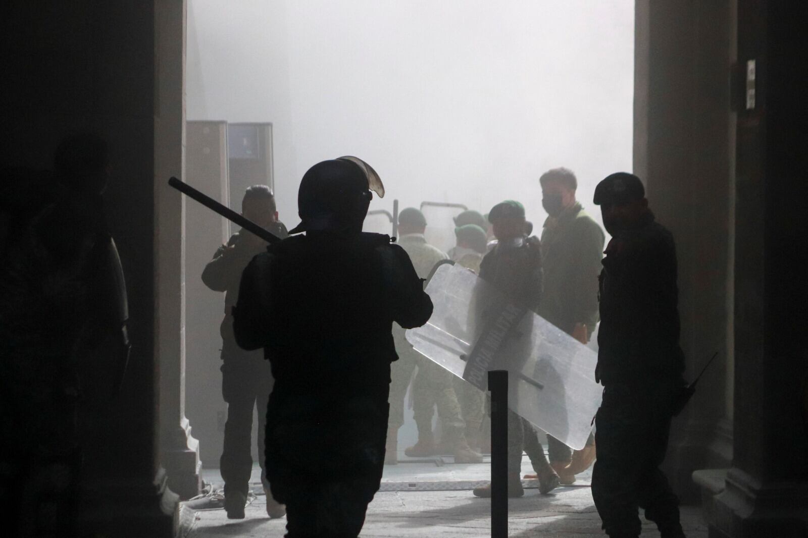 Unos manifestantes protestan por la desaparición de 43 estudiantes en Ayotzinapa en 2014, tras derribar la puerta del palacio presidencial, en Ciudad de México, el 6 de marzo de 2024