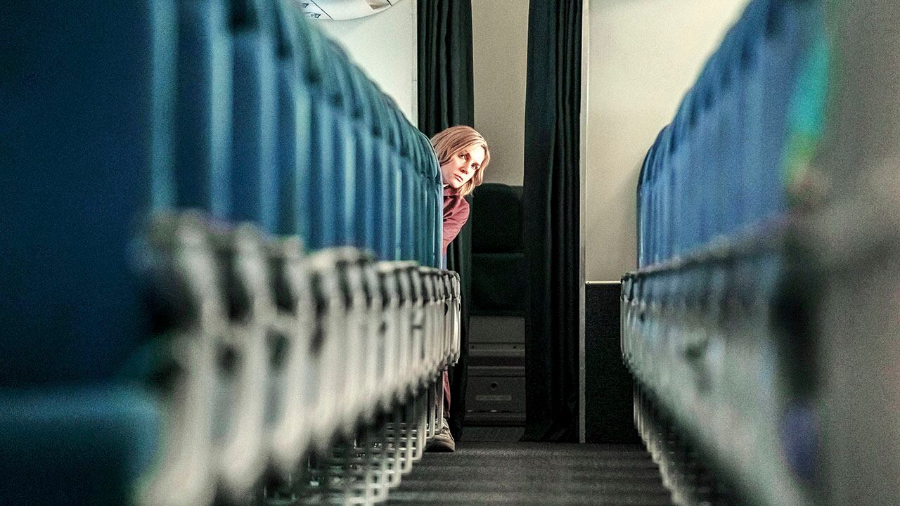 Rhea Seehorn es Carol Sturka, una escritora algo amargada que se rehúsa a dejar quieto el ‘mundo feliz’ que impone una rara inteligencia colectiva.