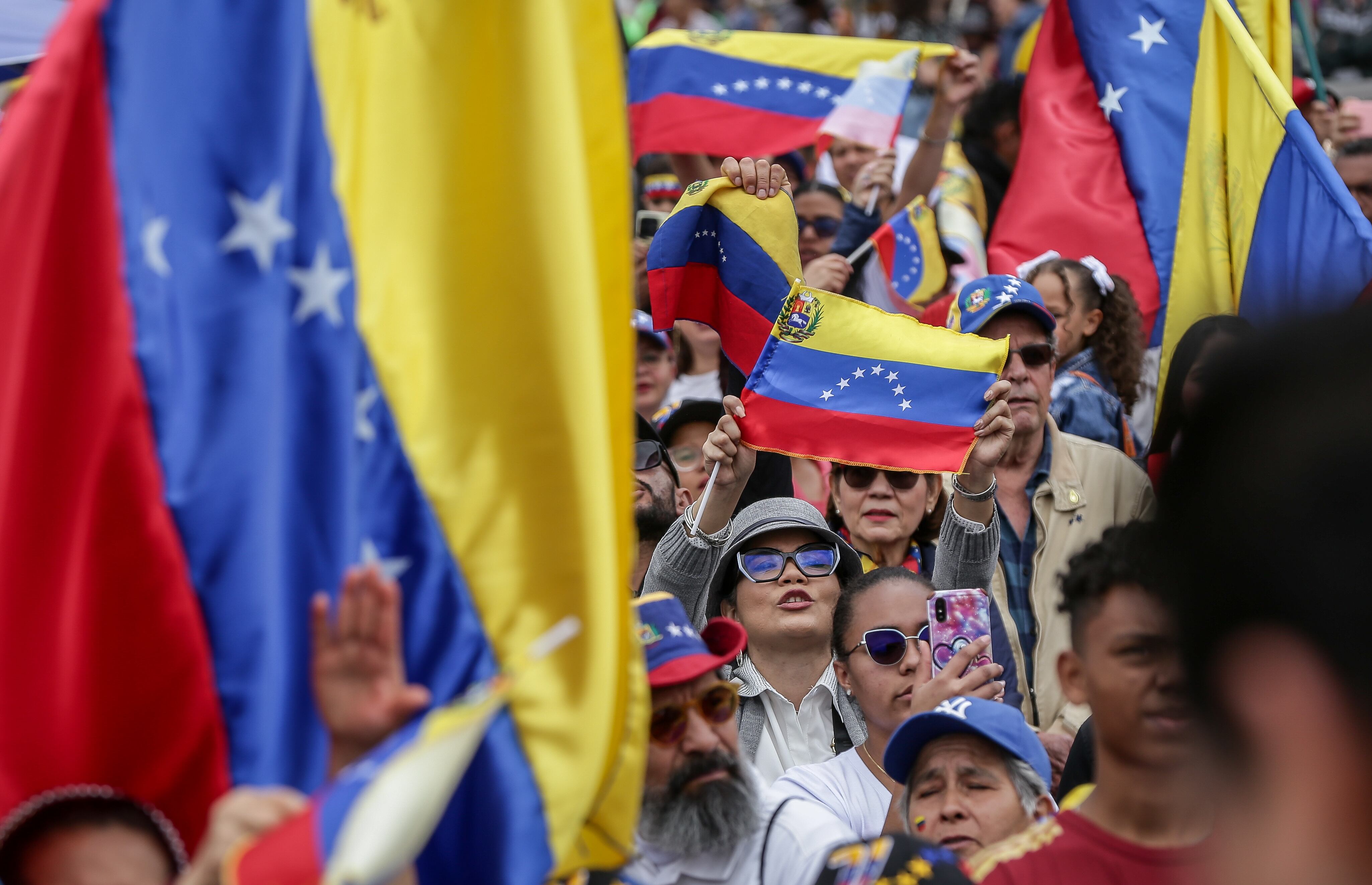 Venezolanos se congregan en la Plaza de Bolívar, de Bogotá, para manifestar su rechazo a los resultados de las recientes elecciones presidenciales.