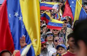 Venezolanos se congregan en la Plaza de Bolívar, de Bogotá, para manifestar su rechazo a los resultados de las recientes elecciones presidenciales.