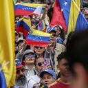 Venezolanos se congregan en la Plaza de Bolívar, de Bogotá, para manifestar su rechazo a los resultados de las recientes elecciones presidenciales.