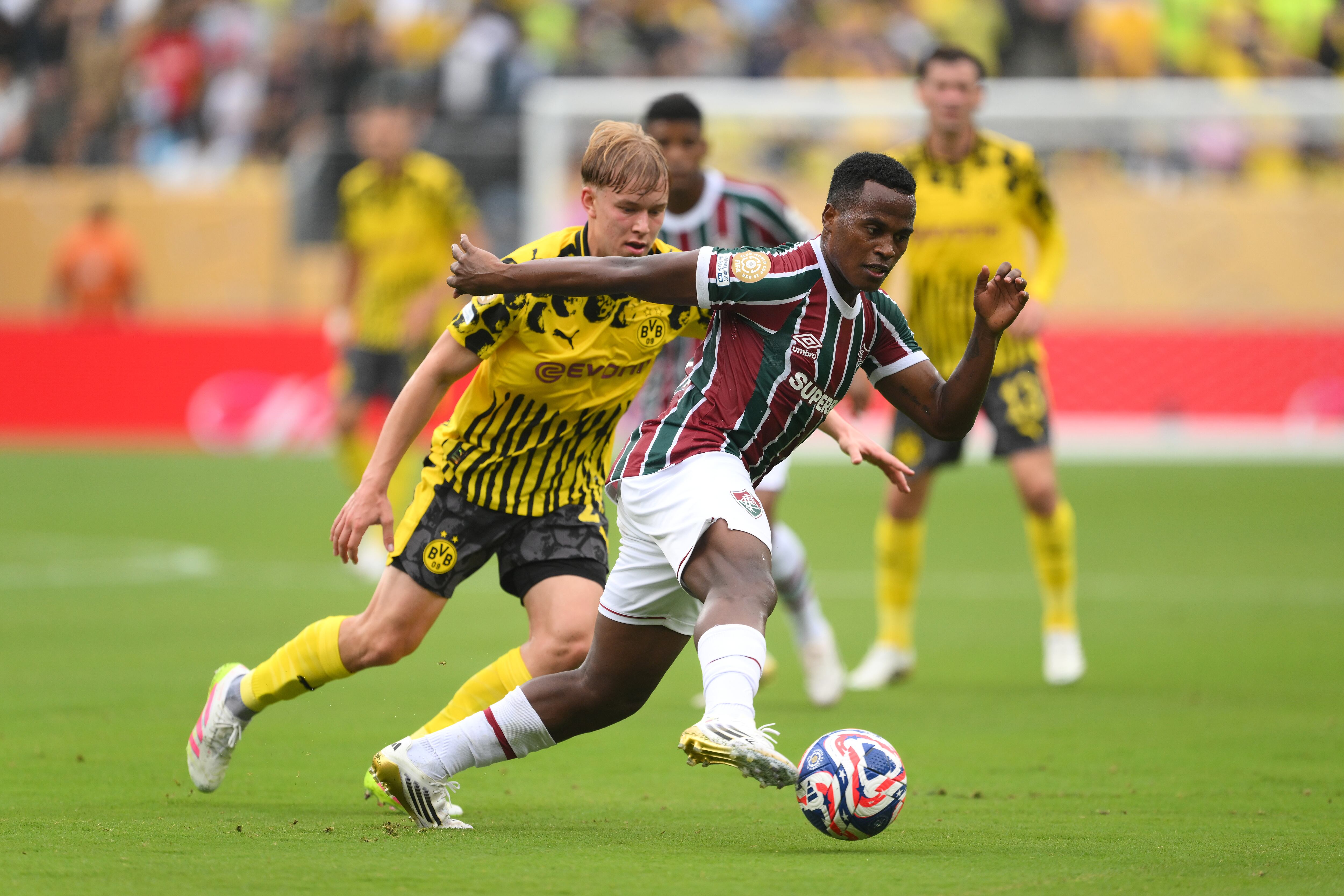 EAST RUTHERFORD, NEW JERSEY - JUNE 17: Jhon Arias #21 of Fluminense FC is challenged by Daniel Svensson #24 of Borussia Dortmund during the FIFA Club World Cup 2025 group F match between Fluminense FC and Borussia Dortmund at MetLife Stadium on June 17, 2025 in East Rutherford, New Jersey. (Photo by David Ramos/Getty Images)