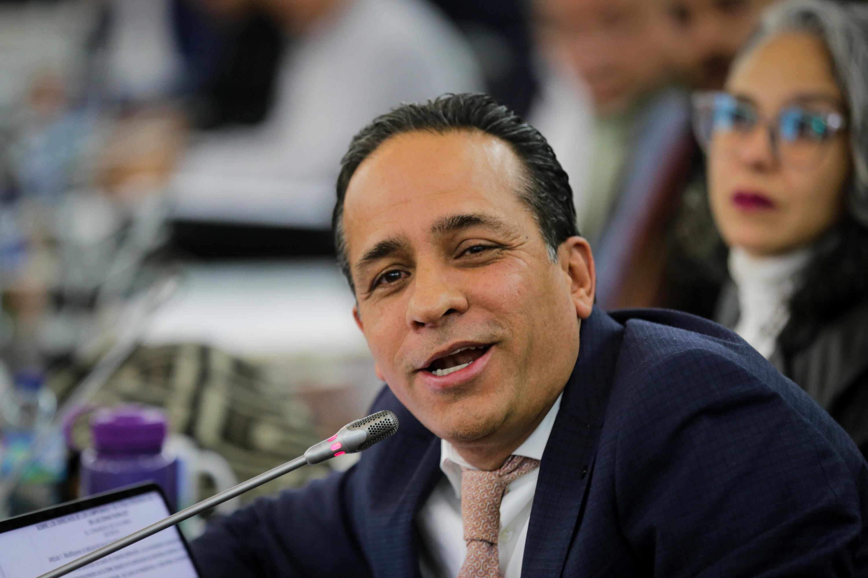 El senador Alexander López defiende a Carolina Corcho. 