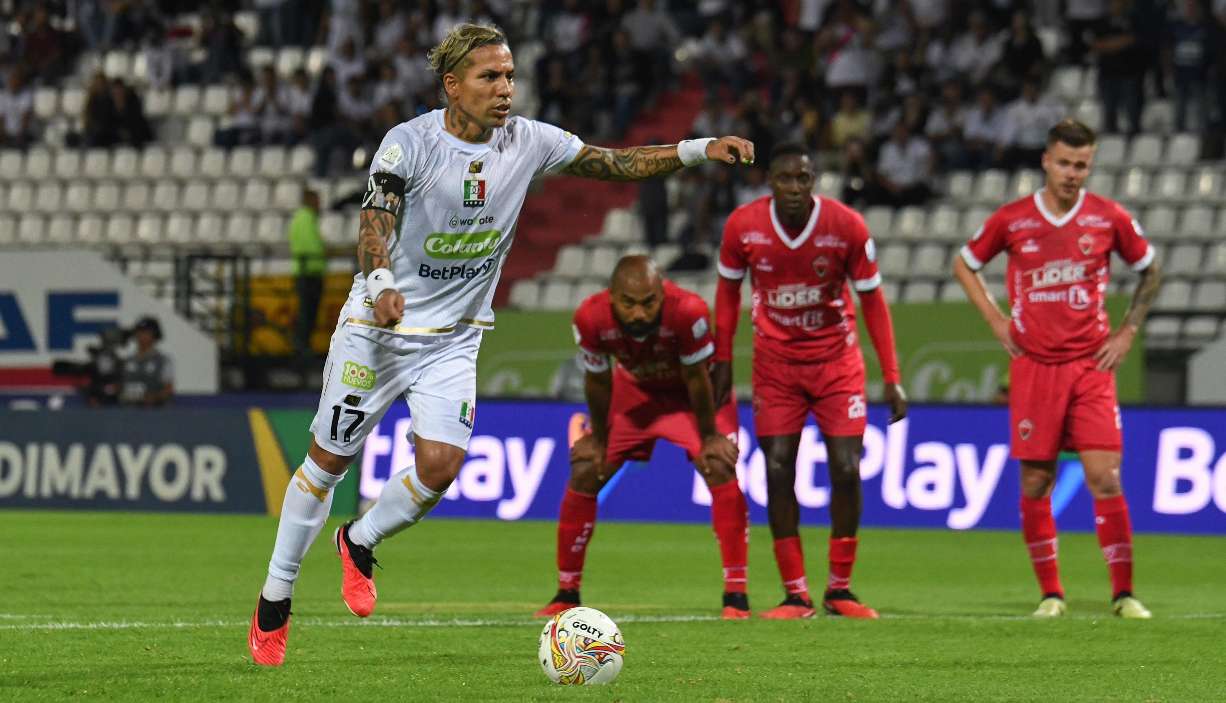 Dayro Moreno antes de marcar su gol número 221 en la historia del Fútbol Profesional Colombiano (FPC) con el Once Caldas frente a Patriotas de Boyacá.