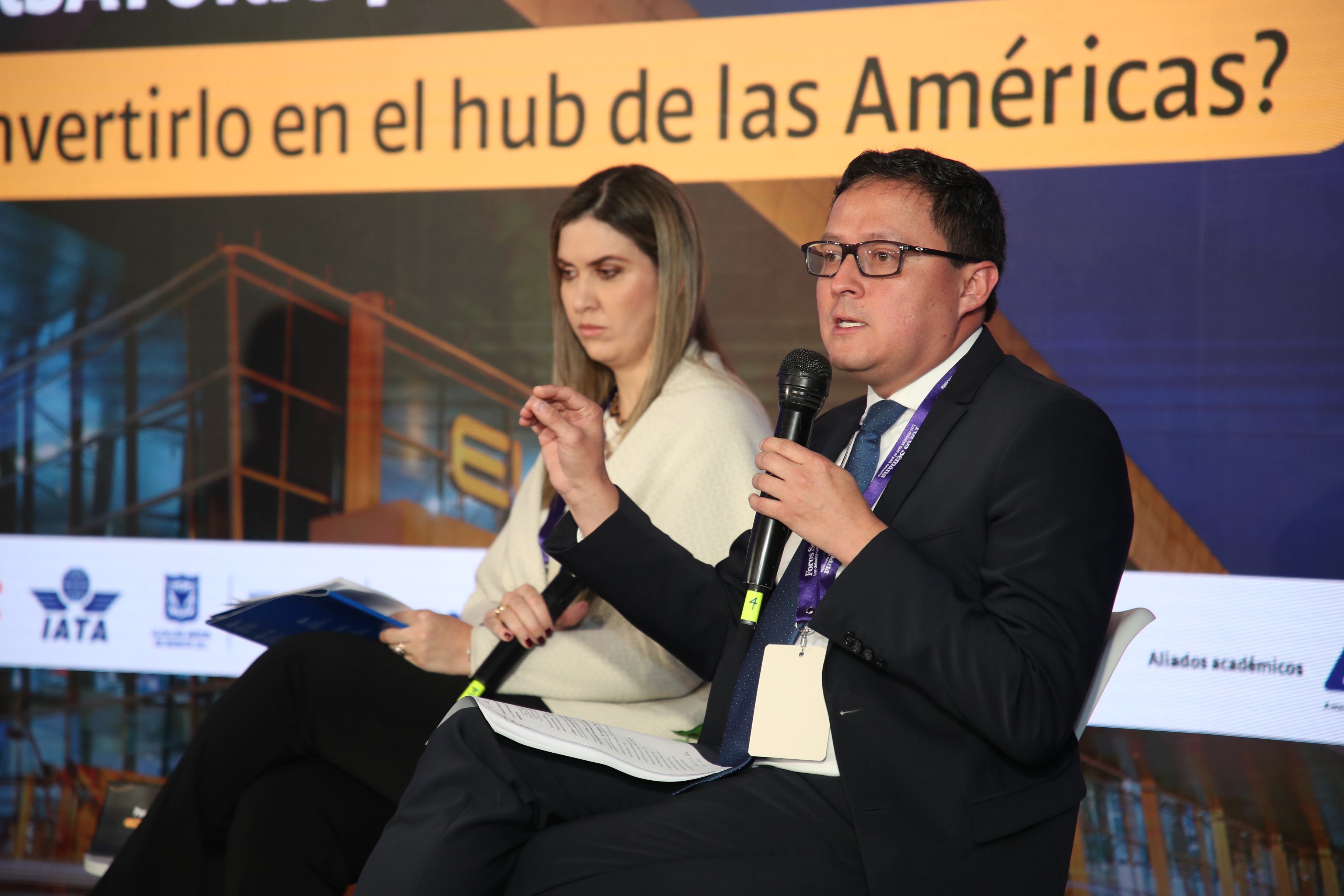 Foro ‘Bogotá y El Dorado: ¿listos para ser el hub de las Américas?’
Miércoles 21 de mayo de 2025

Frederico Pedreira
CEO de Avianca
Paula Bernal
Presidenta de IATA Colombia
Francisco Ospina
Exdirector de la Aeronáutica Civil y expresidente de la ANI
Carlos Fernando Galán

 CONVERSATORIO | El Dorado y Bogotá: ¿cómo convertirlo en el hub de las
Américas?