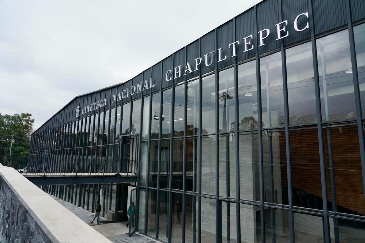 Con una inversión de 10 mil 500 millones de pesos, la nueva Cineteca Nacional de Chapultepec fue inaugurada por el presidente López Obrador, destacando su compromiso con la cultura y el cine en México, y ofrecerá un mes gratuito para todos los asistentes.