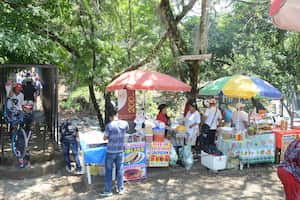 Cali: Cali: Preocupación en los vendedores ambulantes ubicados frente las pilas del cabuyal, ante el censo que se vienen realizando ante un posible desalojo o reubicación. Foto José L Guzmán. El País, marzo 17-24