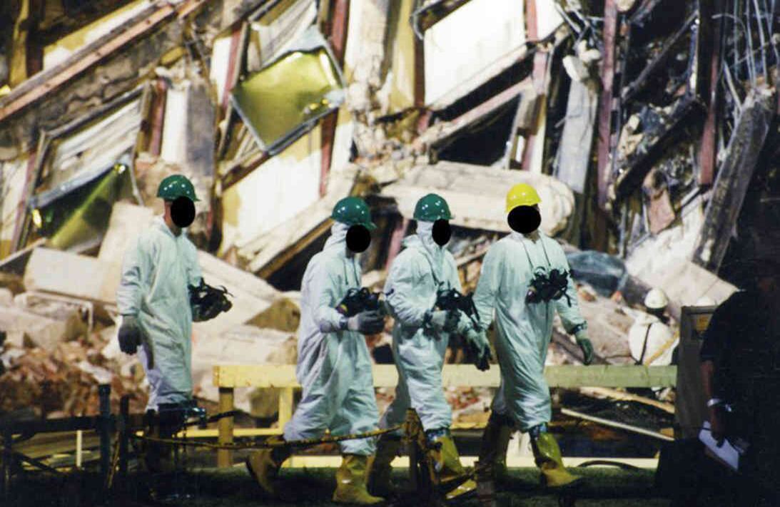 Miembros del FBI en la zona de la colisión. El vuelo 77 de American Airlines fue el tercer avión secuestrado ese día como parte de los atentados terroristas contra objetivos estadounidenses. Otros dos vuelos fueron estrellados contra las Torres Gemelas de Nueva York y el último cayó en campo abierto, en Shanksvile, Pensylvania. Foto: FBI