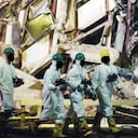 Miembros del FBI en la zona de la colisión. El vuelo 77 de American Airlines fue el tercer avión secuestrado ese día como parte de los atentados terroristas contra objetivos estadounidenses. Otros dos vuelos fueron estrellados contra las Torres Gemelas de Nueva York y el último cayó en campo abierto, en Shanksvile, Pensylvania. Foto: FBI