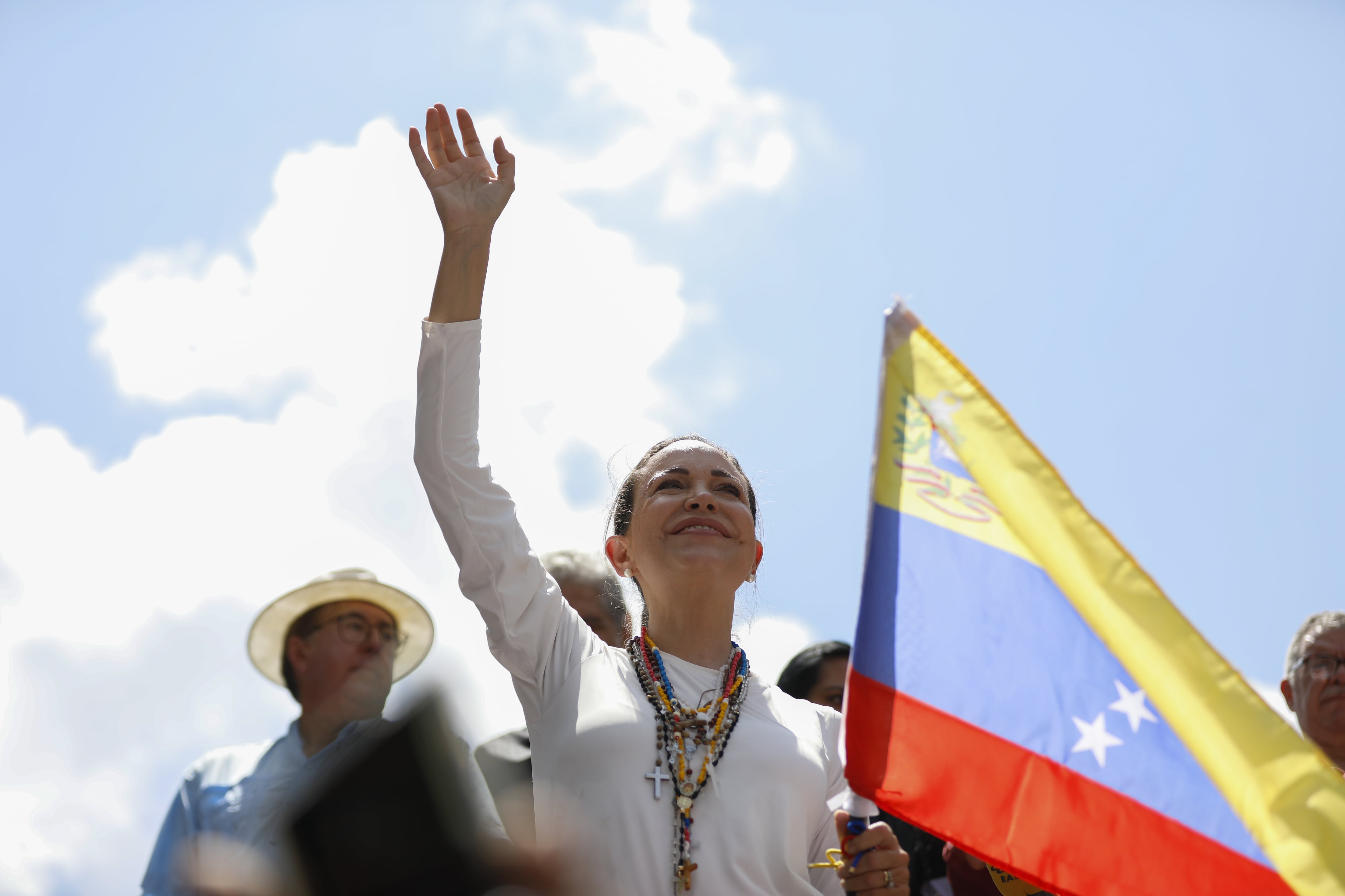 La líder de la oposición María Corina Machado saluda a sus seguidores durante una manifestación para protestar por los resultados oficiales que declararon al presidente Nicolás Maduro como ganador de las elecciones de julio, en Caracas, Venezuela, el 17 de agosto de 2024. (Foto de Pedro Rances Mattey/Anadolu vía Getty Images)